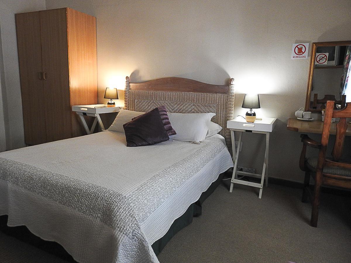 Mosselbay Backpackers Hostel Мозел Бей Екстериор снимка