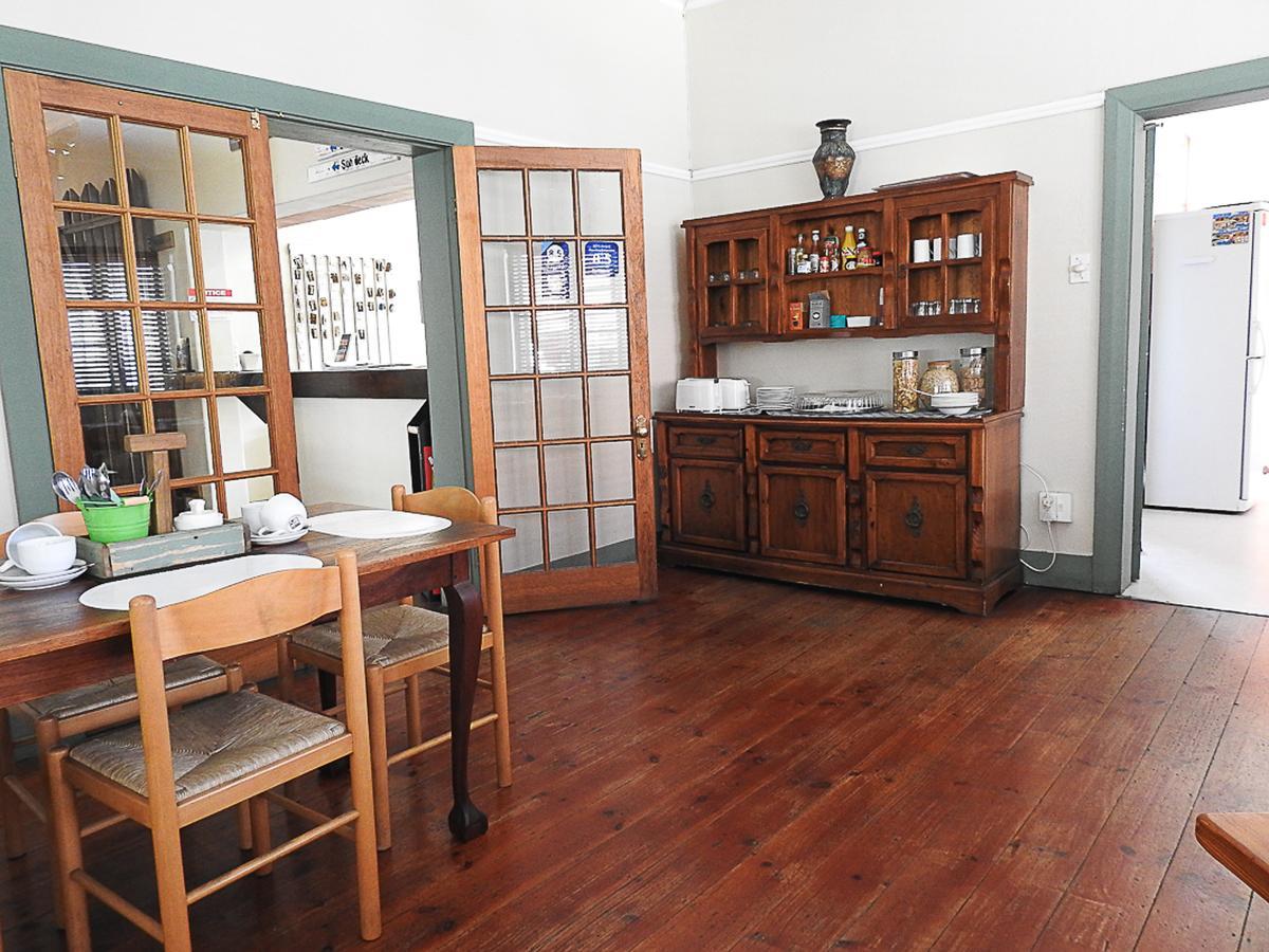 Mosselbay Backpackers Hostel Мозел Бей Екстериор снимка