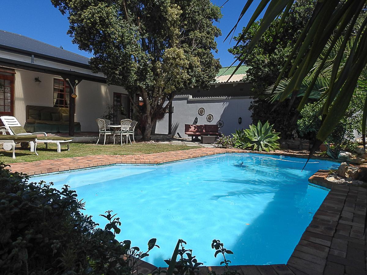 Mosselbay Backpackers Hostel Мозел Бей Екстериор снимка