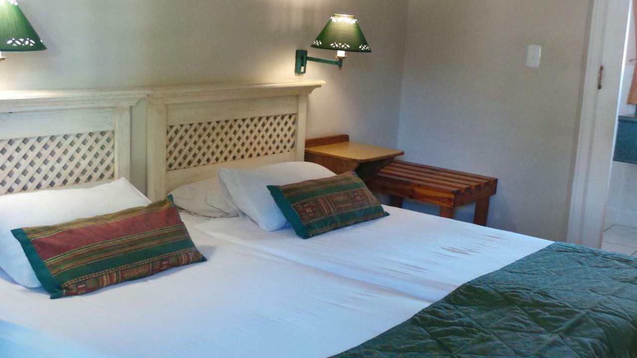 Mosselbay Backpackers Hostel Мозел Бей Екстериор снимка