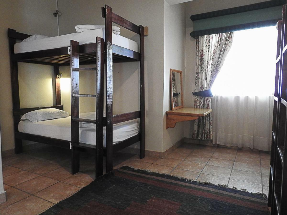 Mosselbay Backpackers Hostel Мозел Бей Екстериор снимка